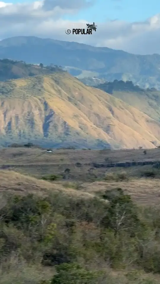 Paisaje de montañas secas y árboles bajo un cielo con nubes, en la vereda La Cañada.